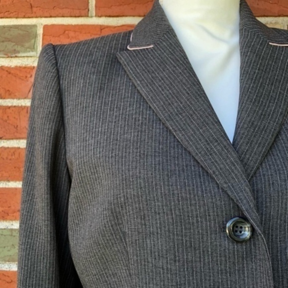 Tahari ASL Two Piece Striped Plisse Hem Gray Pink Jacket Skirt Set โค๏ธ - Picture 3 of 15